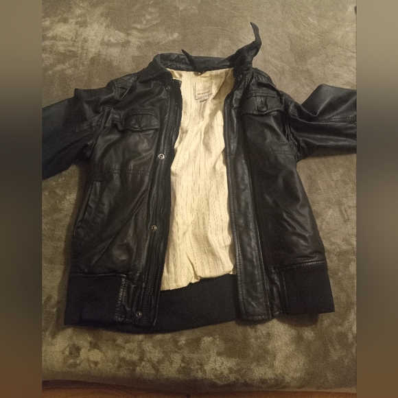 Diesel Leather jacket, unisex , gives you a thinner look ,something I didn't lik - Picture 2 of 6